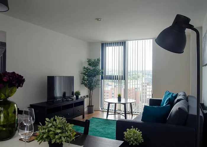 Live It Up In This 14Th Floor Open Plan Apartment With Amazing City Views, Sleeps Up To 6 People!