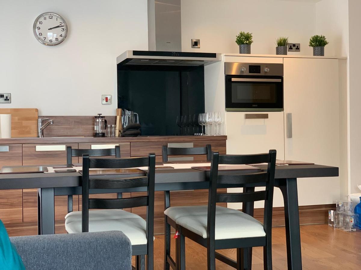 Apartment Live It Up In This 14Th Floor Open Plan Apartment With Amazing City Views, Sleeps Up To 6 People!
