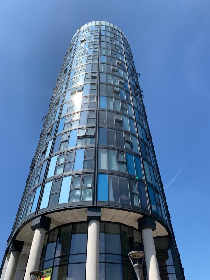 Live It Up In This 14Th Floor Open Plan Apartment With Amazing City Views, Sleeps Up To 6 People! *